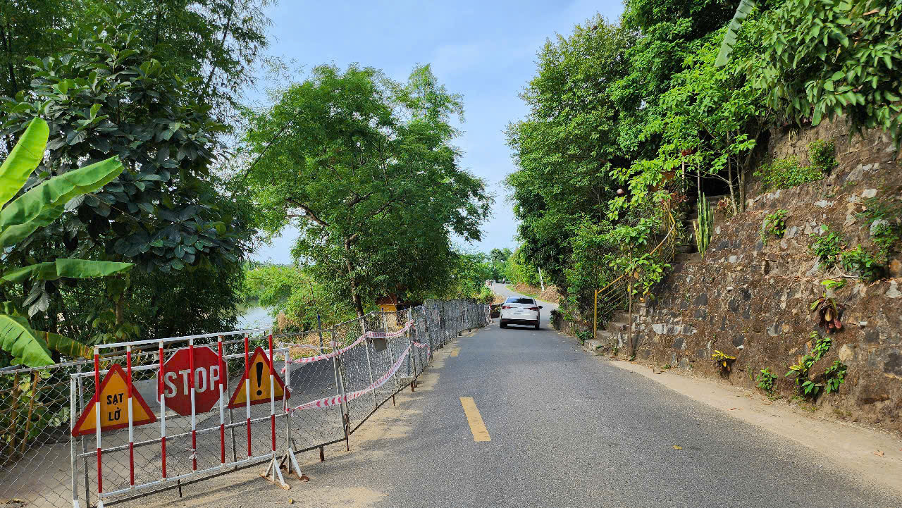 Cơ quan chức năng đã cho lắp đặt rào chắn, biển cảnh báo nguy hiểm và tổ chức phân luồng giao thông. Tuy nhiên đây chỉ là giải pháp tạm thời.