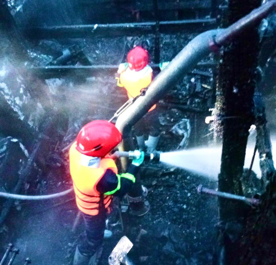 Lực lượng chức năng khẩn trương dập tắt đám cháy. Lực lượng chức năng khẩn trương dập tắt đám cháy.