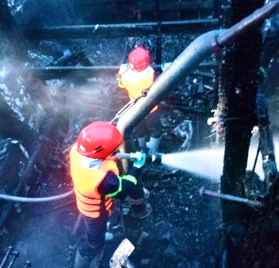 Lực lượng chức năng khẩn trương dập tắt đám cháy.