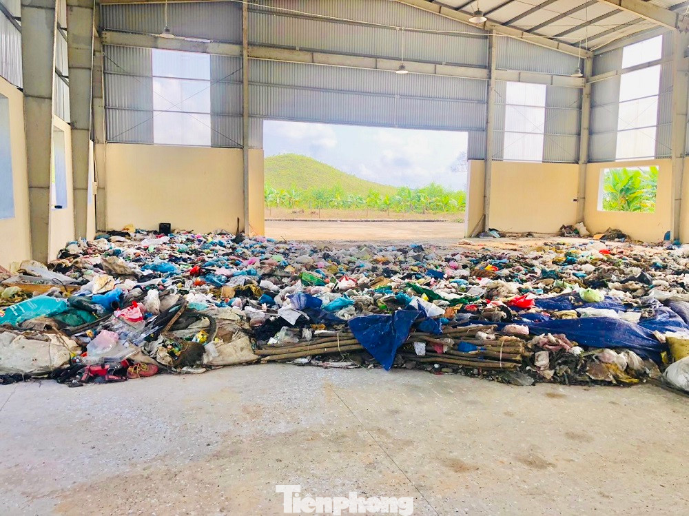 Hố thu gom nước rỉ rác chưa sử dụng nhưng đã hư hỏng.