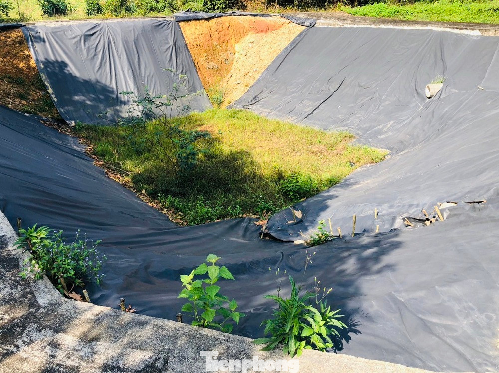 Hố thu gom nước rỉ rác chưa sử dụng nhưng đã hư hỏng.