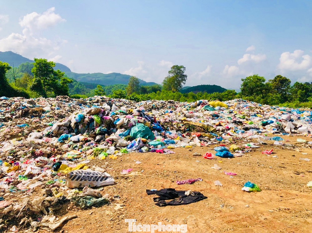 Phía bên ngoài nhà máy, rác ùn ứ khắp nơi, bốc mùi hôi thối nồng nặc, gây ô nhiễm môi trường nghiêm trọng và gây bức xúc cho người dân địa phương.