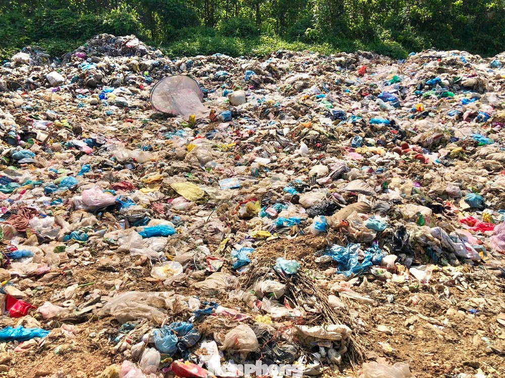 Phía bên ngoài nhà máy, rác ùn ứ khắp nơi, bốc mùi hôi thối nồng nặc, gây ô nhiễm môi trường nghiêm trọng và gây bức xúc cho người dân địa phương.