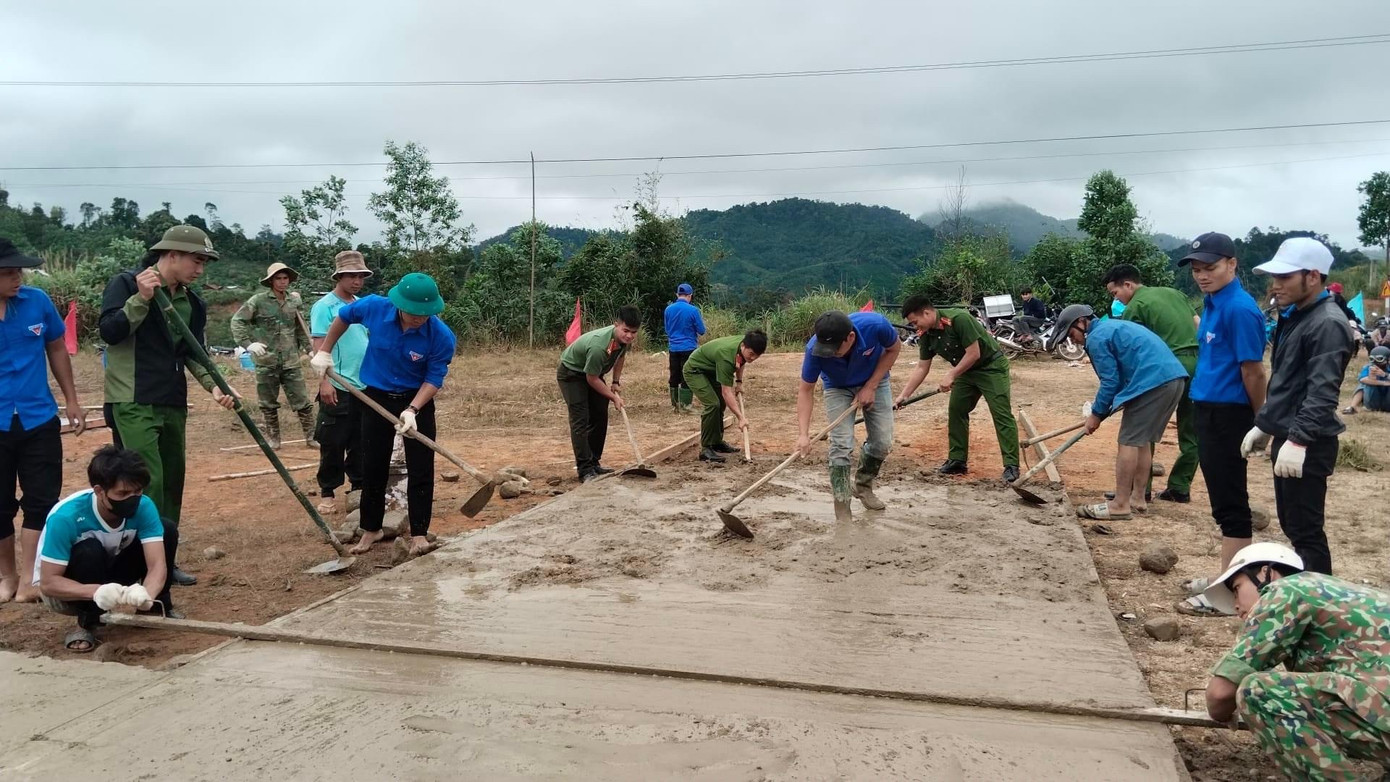 &quot;Áo xanh&quot; tham gia thi công sân chơi thể dục thể thao cho người dân và xây dựng đường bê tông ở xã Sơn Bua.
