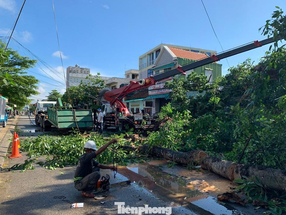 “Cây đa ngã đè trúng 10 nhà dân xung quanh gây hư hại và khiến nhiều dây điện bị đứt. Sau khi sự việc xảy ra, chính quyền địa phương đã cắt cử lực lượng dân quân đến hỗ trợ, đưa người bị nạn ra ngoài đồng thời, liên hệ cơ quan chức năng khắc phục hậu quả”, anh Thành nói thêm. “Cây đa ngã đè trúng 10 nhà dân xung quanh gây hư hại và khiến nhiều dây điện bị đứt. Sau khi sự việc xảy ra, chính quyền địa phương đã cắt cử lực lượng dân quân đến hỗ trợ, đưa người bị nạn ra ngoài đồng thời, liên hệ cơ quan chức năng khắc phục hậu quả”, anh Thành nói thêm.