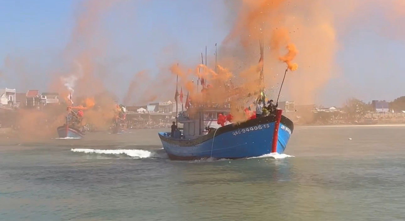 Tàu cá nổ máy hướng thẳng ra biển trong sự hò vang của người dân. Tàu cá nổ máy hướng thẳng ra biển trong sự hò vang của người dân.