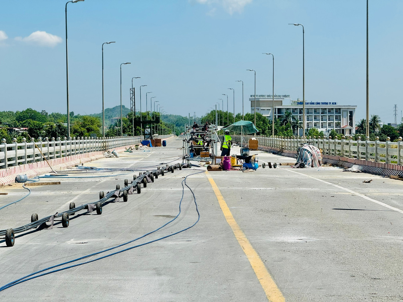 Ngày 30/8 trao đổi với PV, ông Ngô Tuấn Sửu - Phó Tổng Giám đốc Công ty TNHH Đầu tư xây dựng và thương mại dịch vụ Hòa Hoàng cho biết: Do thời gian thi công sửa chữa cầu Trà Khúc 2 quá gấp, buộc phải hoàn thành trước 14/9 nên đơn vị đã tăng cường thiết bị, nhân sự gấp 3 lần so với hồ sơ được phê duyệt để tăng mũi thi công nhằm đảm bảo tiến độ dự án.