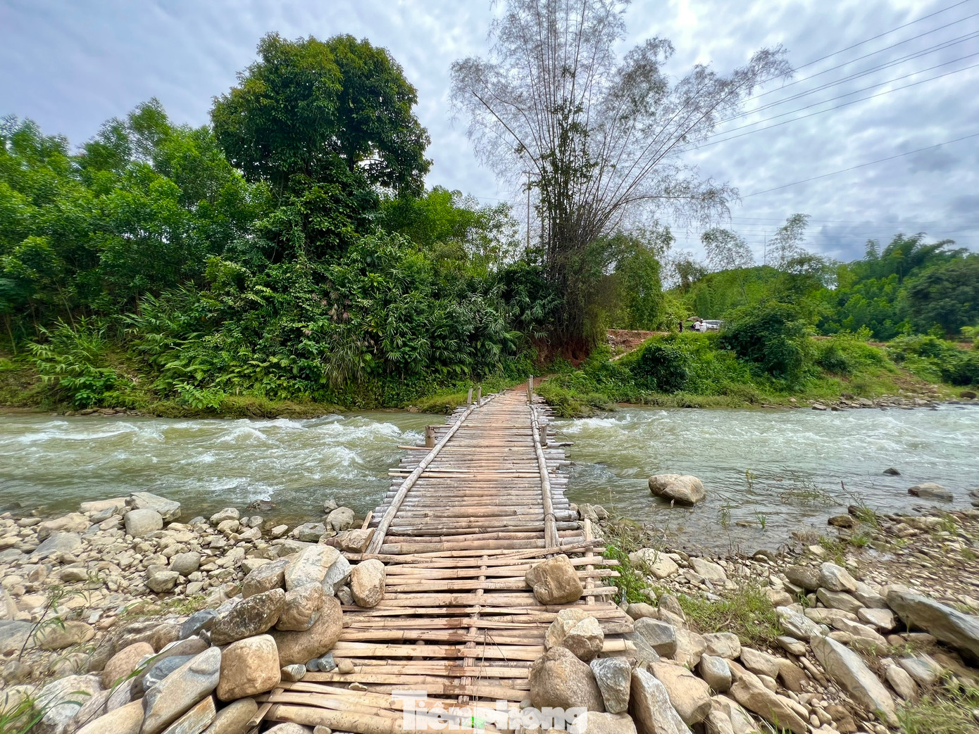 Mỗi khi mùa mưa bão đến, suối Nước Lăng dâng cao, khiến 11 hộ dân sống ở dưới chân núi Cà Mon bị cô lập.