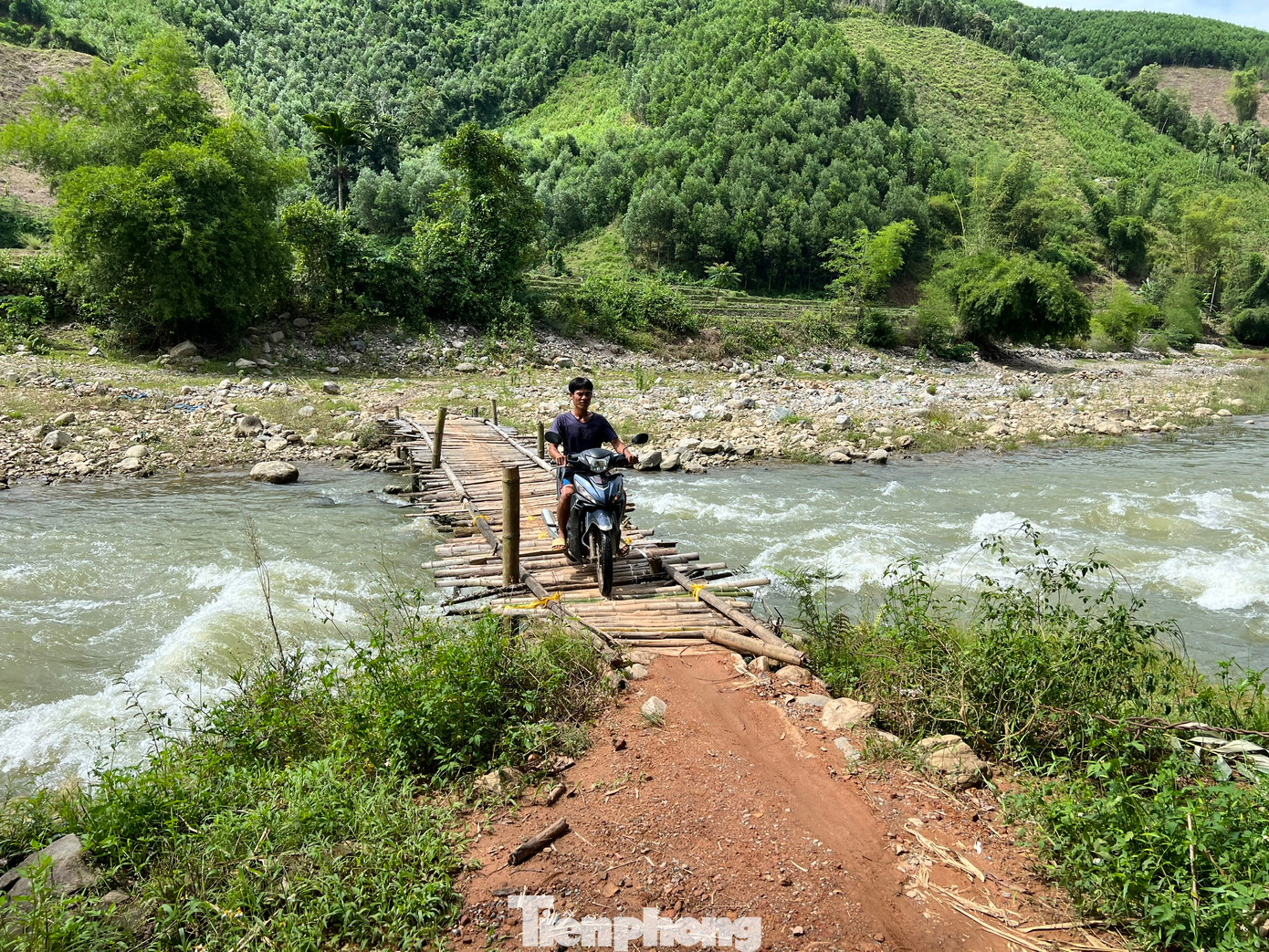 Mỗi khi mùa mưa bão đến, suối Nước Lăng dâng cao, khiến 11 hộ dân sống ở dưới chân núi Cà Mon bị cô lập.