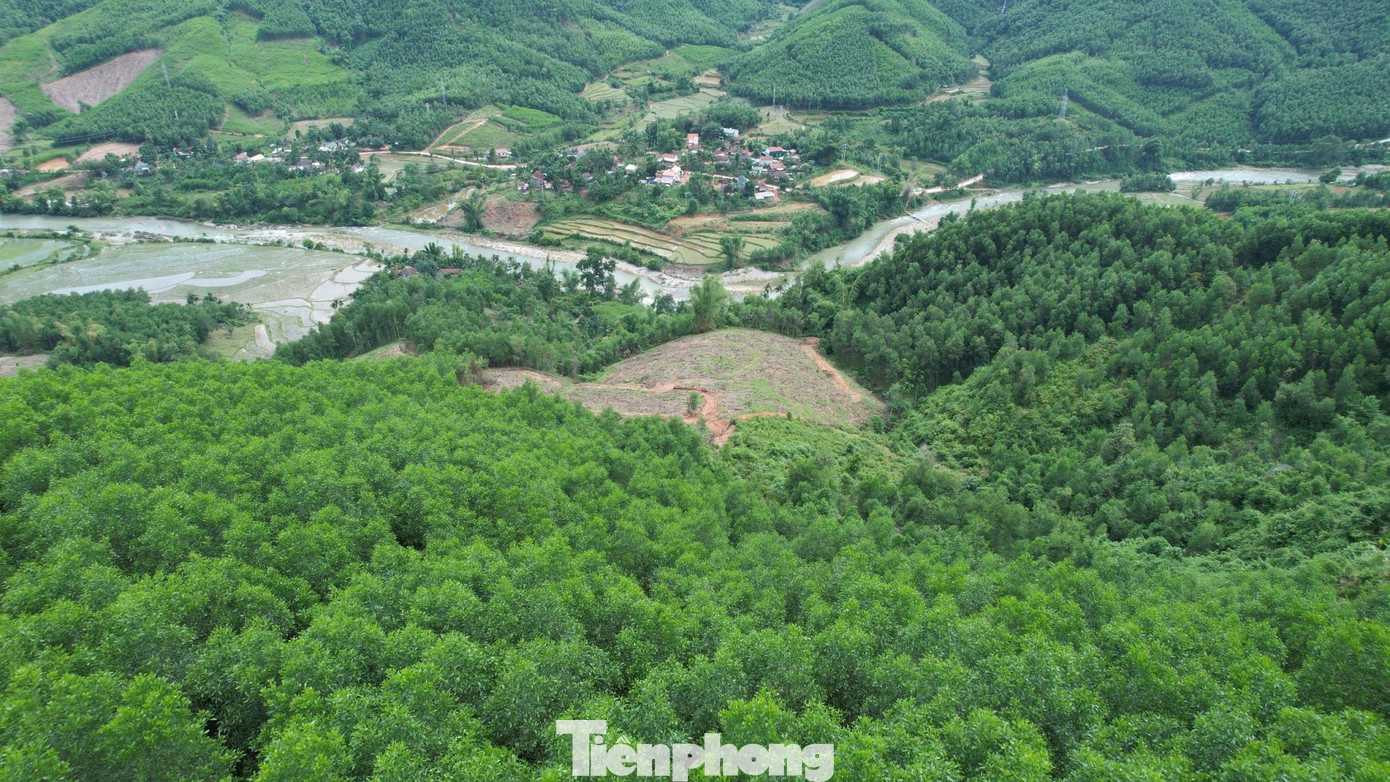 Nhiều nhà dân sống cách chân núi chỉ khoảng 100m.