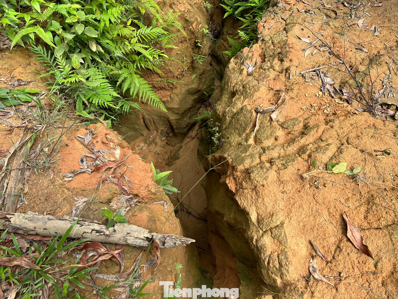 Những vết nứt có chỗ sâu từ 5-7 mét.