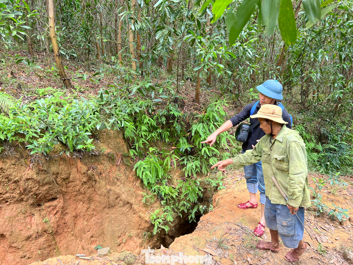 Hiện các vết nứt ngày càng dài và rộng thêm. Ảnh: Nguyễn Ngọc