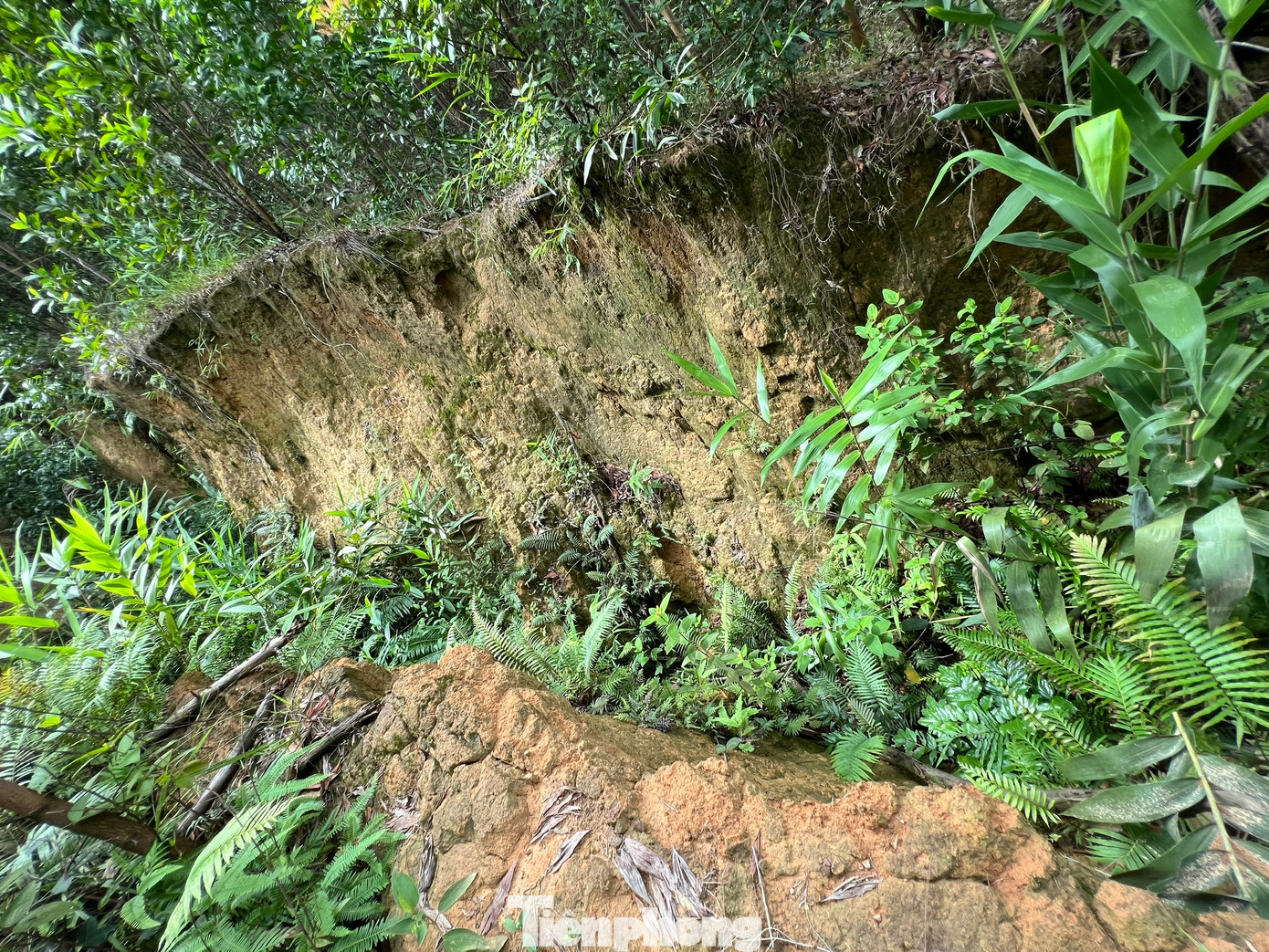 Người dân sống dưới chân núi luôn trong cảnh thường trực lo lắng, bất an.