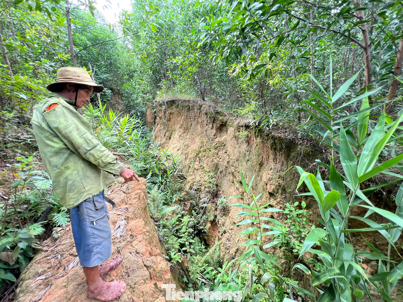 Người dân sống dưới chân núi luôn trong cảnh thường trực lo lắng, bất an.