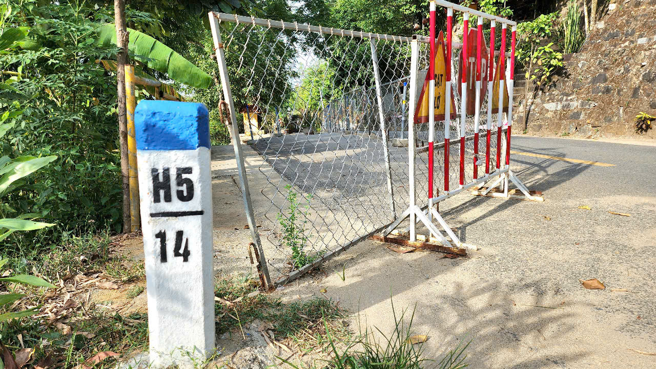 Cơ quan chức năng đã cho lắp đặt rào chắn, biển cảnh báo nguy hiểm và tổ chức phân luồng giao thông. Tuy nhiên đây chỉ là giải pháp tạm thời.