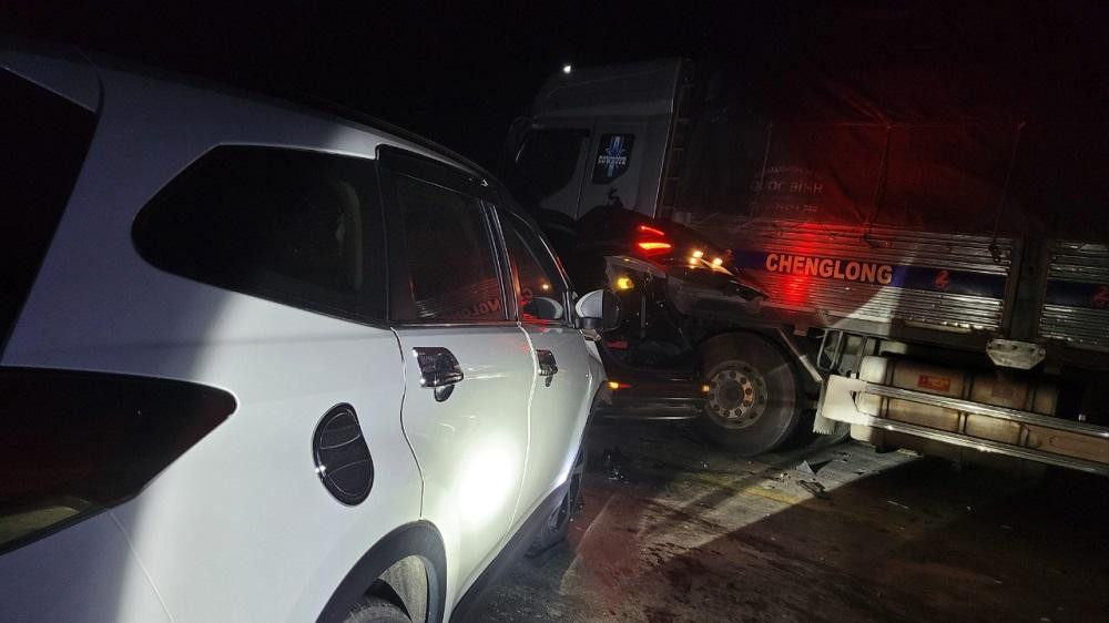 Vụ tai nạn khiến nhiều người bị thương nặng được người dân và cơ quan chức năng đưa đi cấp cứu. Vụ tai nạn khiến nhiều người bị thương nặng được người dân và cơ quan chức năng đưa đi cấp cứu.