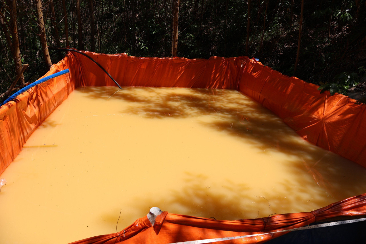 Hầm và các thiết bị đãi vàng trái phép. Ảnh: CA