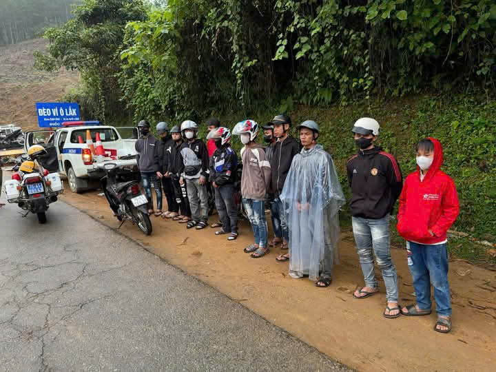 Nhóm thanh thiếu niên tụ tập "săn mây" trên đèo Vi Ô Lắk gây mất an ninh trật tự và an toàn giao thông.