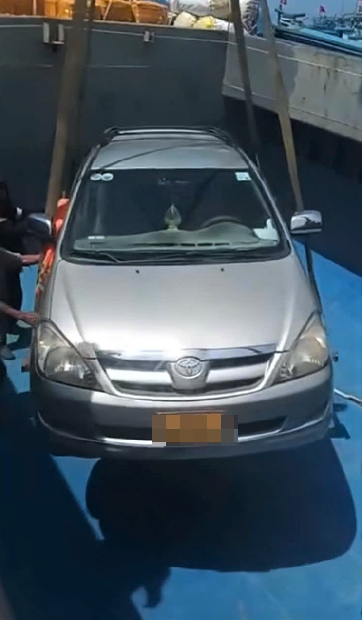 Ô tô ở đảo Lý Sơn được cẩu lên tàu để đưa vào đất liền kiểm định. Ô tô ở đảo Lý Sơn được cẩu lên tàu để đưa vào đất liền kiểm định.