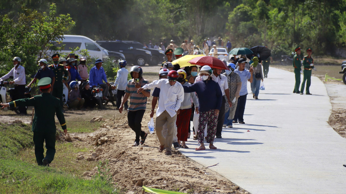 Rất đông người dân tại quê nhà đã chờ đón, tiễn đưa linh cữu nguyên Chủ tịch nước Trần Đức Lương về nơi an nghỉ cuối cùng.