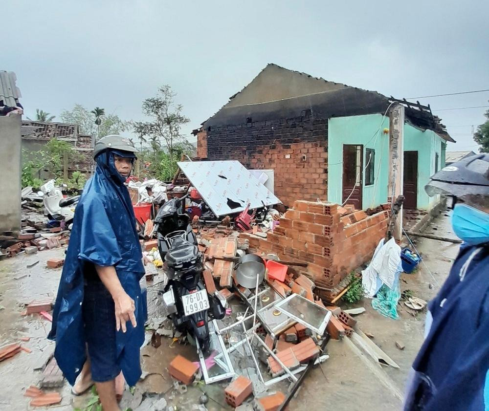 Toàn bộ mái ngói đã bị lốc xoáy tốc bay. Toàn bộ mái ngói đã bị lốc xoáy tốc bay.