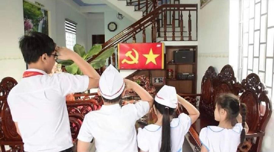 Do ảnh hưởng của dịch bệnh COVID-19 nên các em không thể đến trường dự lễ khai giảng năm học mới mà phải ở nhà và dự lễ khai giảng năm học mới qua sóng truyền hình, máy tính hay điện thoại. Do ảnh hưởng của dịch bệnh COVID-19 nên các em không thể đến trường dự lễ khai giảng năm học mới mà phải ở nhà và dự lễ khai giảng năm học mới qua sóng truyền hình, máy tính hay điện thoại.