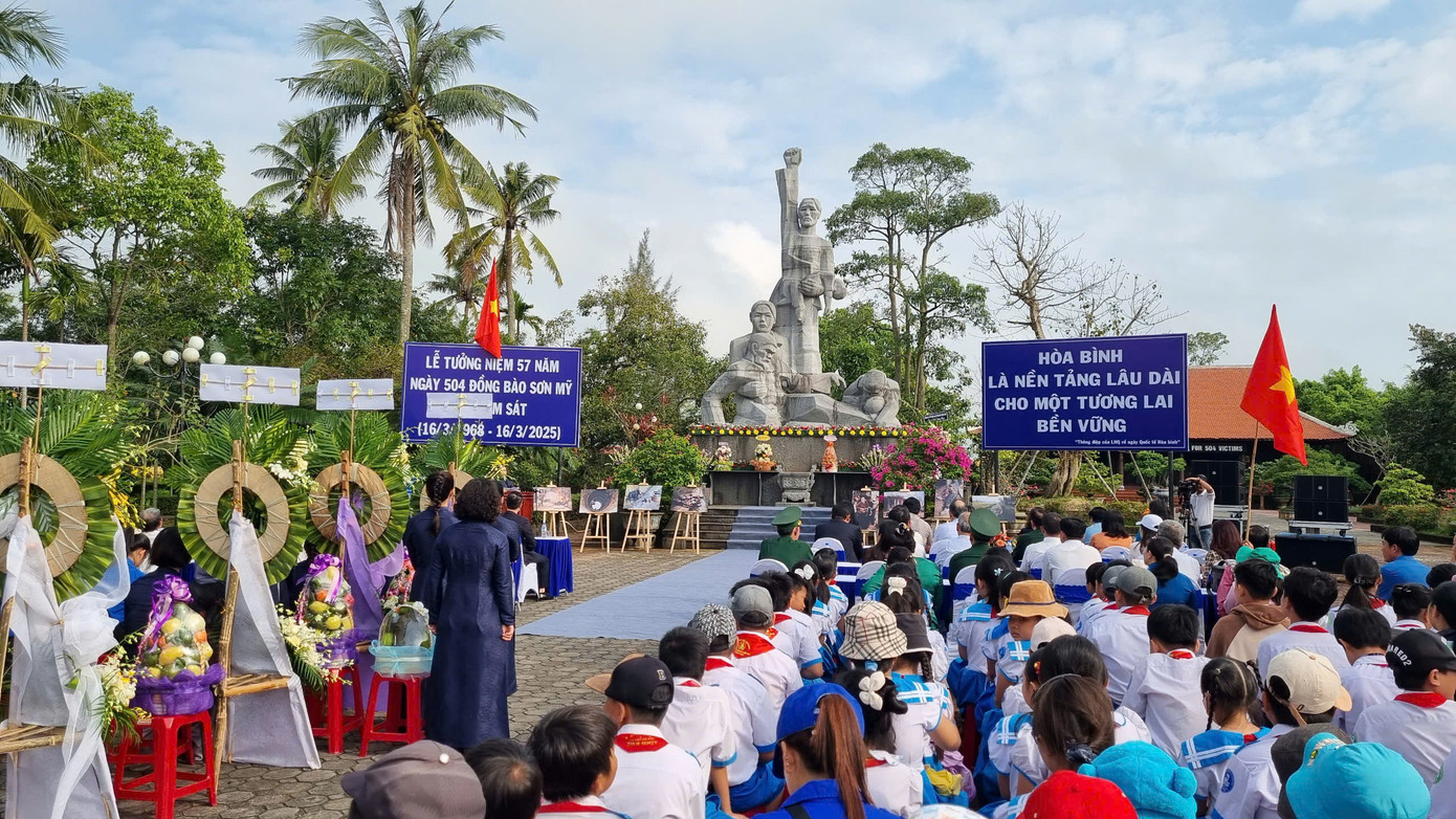 Quang cảnh buổi lễ. Quang cảnh buổi lễ.