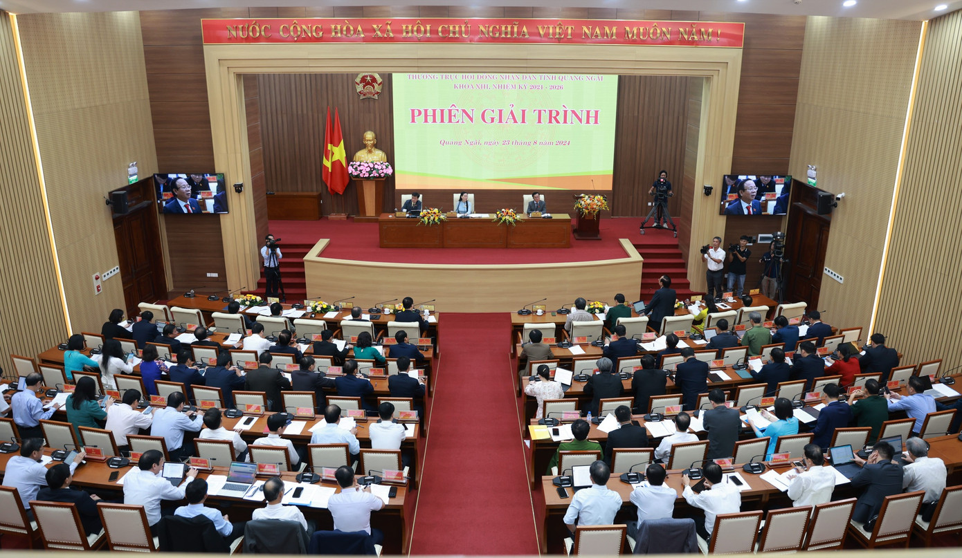 Quang cảnh phiên giải trình.