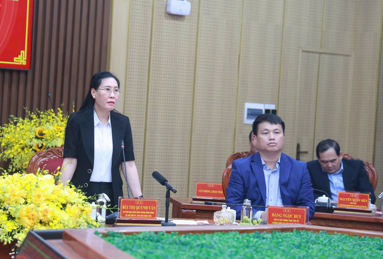 Bí thư Tỉnh ủy Quảng Ngãi Bùi Thị Quỳnh Vân phát biểu trong buổi làm việc với Tỉnh ủy Kon Tum về sáp nhập tỉnh. Bí thư Tỉnh ủy Quảng Ngãi Bùi Thị Quỳnh Vân phát biểu trong buổi làm việc với Tỉnh ủy Kon Tum về sáp nhập tỉnh.