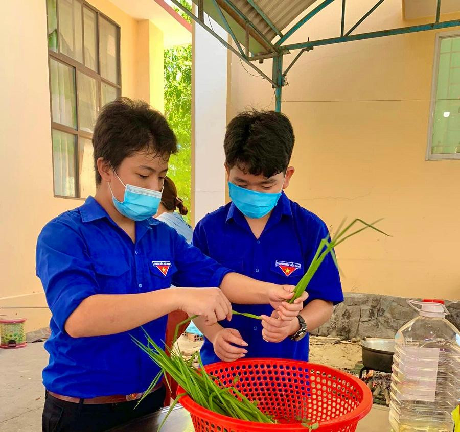 Công việc hằng ngày của các em là nhặt rau, rửa rau, pha nước mắm, bưng thức ăn, cho cơm và thức ăn vào hộp.