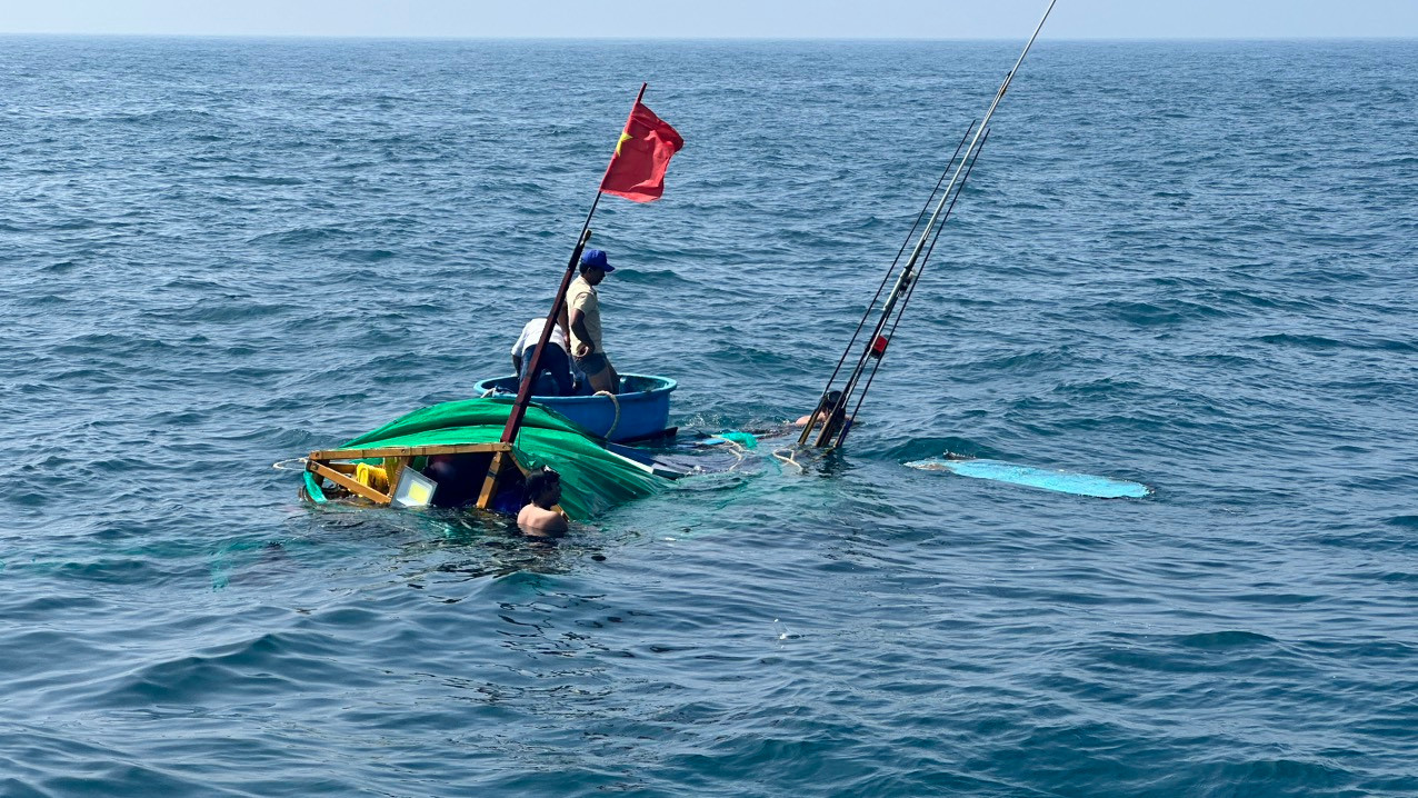Lực lượng tìm kiếm cứu nạn BĐBP Quảng Ngãi tiếp tục mở rộng khu vực và nỗ lực tìm kiếm các nạn nhân mất tích. Lực lượng tìm kiếm cứu nạn BĐBP Quảng Ngãi tiếp tục mở rộng khu vực và nỗ lực tìm kiếm các nạn nhân mất tích.