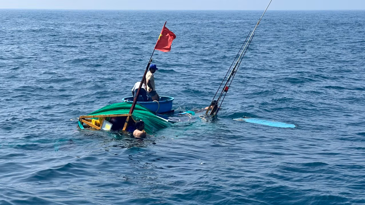 Lực lượng tìm kiếm cứu nạn BĐBP Quảng Ngãi tiếp tục mở rộng khu vực và nỗ lực tìm kiếm các nạn nhân mất tích.