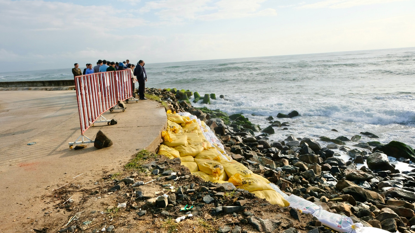 Chính quyền xã An Phú đã huy động người dân, lực lượng dân quân dùng bao cát khắc phục, gia cố tạm thời đoạn kè bị sạt lở. Chính quyền xã An Phú đã huy động người dân, lực lượng dân quân dùng bao cát khắc phục, gia cố tạm thời đoạn kè bị sạt lở.