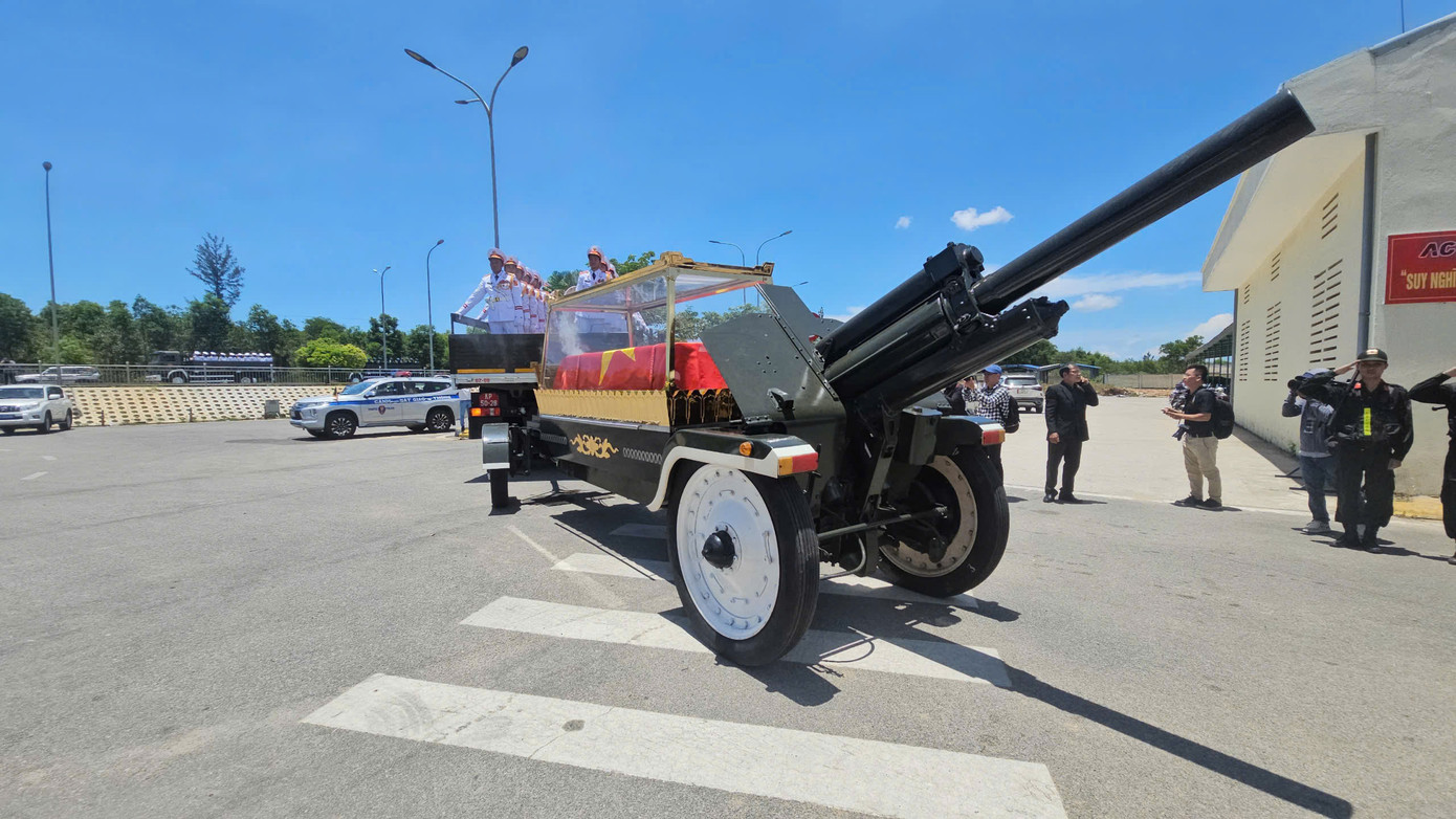 Hiện linh cữu đã lên linh xa di chuyển về nơi an táng ở xã Phổ Khánh (cách sân bay Chu Lai khoảng 100km). Hiện linh cữu đã lên linh xa di chuyển về nơi an táng ở xã Phổ Khánh (cách sân bay Chu Lai khoảng 100km).