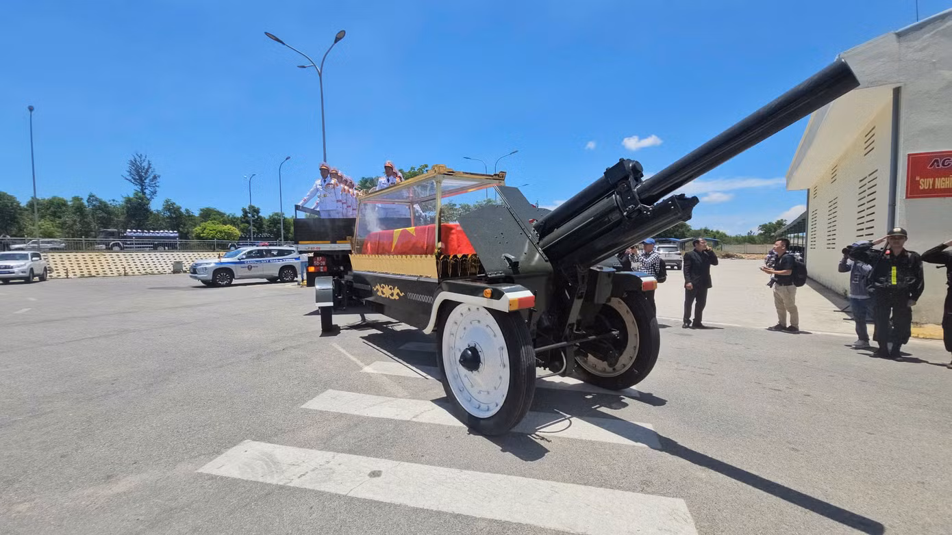 Hiện linh cữu đã lên linh xa di chuyển về nơi an táng ở xã Phổ Khánh (cách sân bay Chu Lai khoảng 100km). Hiện linh cữu đã lên linh xa di chuyển về nơi an táng ở xã Phổ Khánh (cách sân bay Chu Lai khoảng 100km).