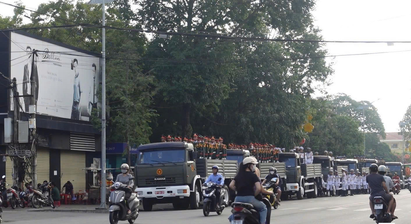 Đội nghi lễ sẵn sàng đón linh cữu nguyên chủ tịch nước Trần Đức Lương về với đất mẹ.