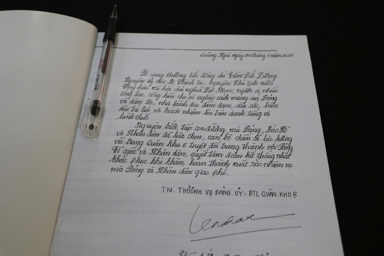 Thiếu tướng Lê Ngọc Hải - Tư lệnh Quân khu 5, viết vào sổ tang. Thiếu tướng Lê Ngọc Hải - Tư lệnh Quân khu 5, viết vào sổ tang.