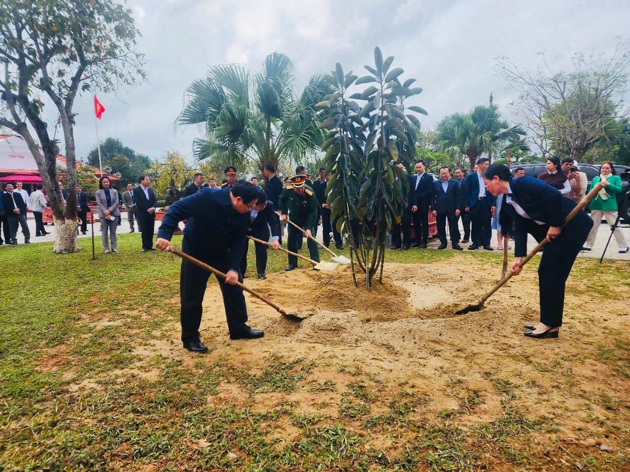 Thủ tướng Phạm Minh Chính trồng cây lưu niệm tại Khu lưu niệm cố Thủ tướng Phạm Văn Đồng. Thủ tướng Phạm Minh Chính trồng cây lưu niệm tại Khu lưu niệm cố Thủ tướng Phạm Văn Đồng.