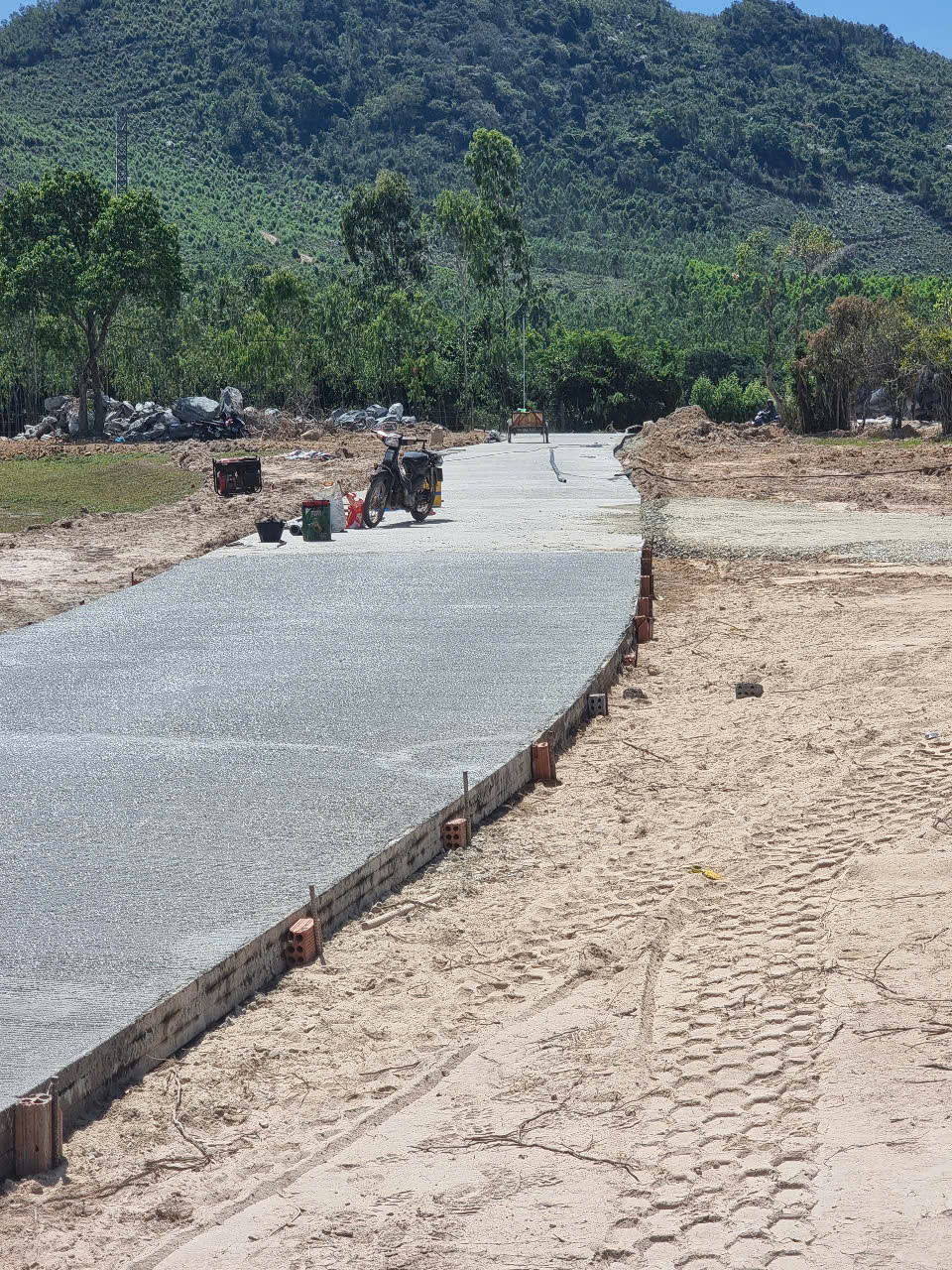 Tuyến đường bê tông được nâng cấp, sửa chữa dẫn vào nơi yên nghỉ của nguyên Chủ tịch nước Trần Đức Lương.