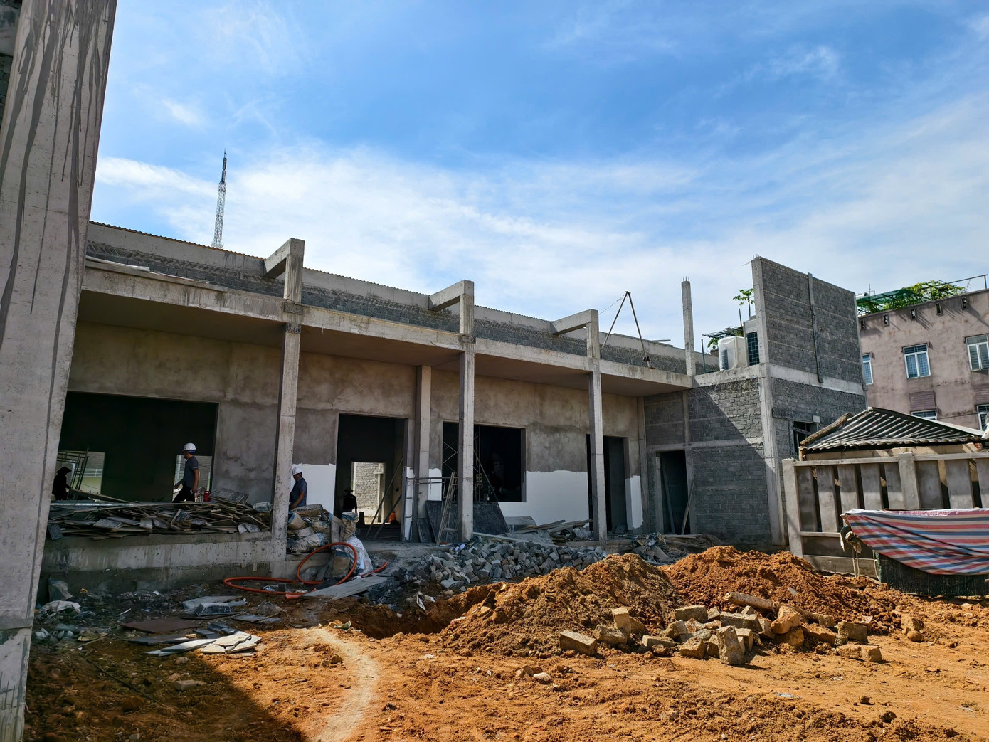 Hiện các đơn vị thi công đang khẩn trương triển khai sửa chữa, cải tạo, đồng thời lắp đặt đầy đủ tiện nghi sinh hoạt để cán bộ, công chức phía Tây Quảng Ngãi sớm ổn định cuộc sống, an tâm công tác và bắt nhịp với môi trường làm việc mới.