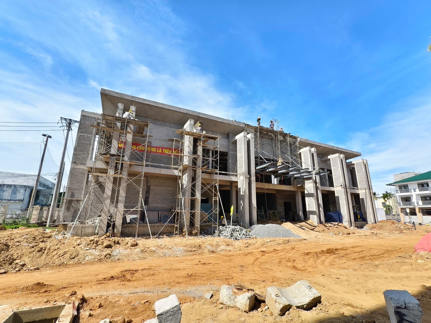 Hiện các đơn vị thi công đang khẩn trương triển khai sửa chữa, cải tạo, đồng thời lắp đặt đầy đủ tiện nghi sinh hoạt để cán bộ, công chức phía Tây Quảng Ngãi sớm ổn định cuộc sống, an tâm công tác và bắt nhịp với môi trường làm việc mới.