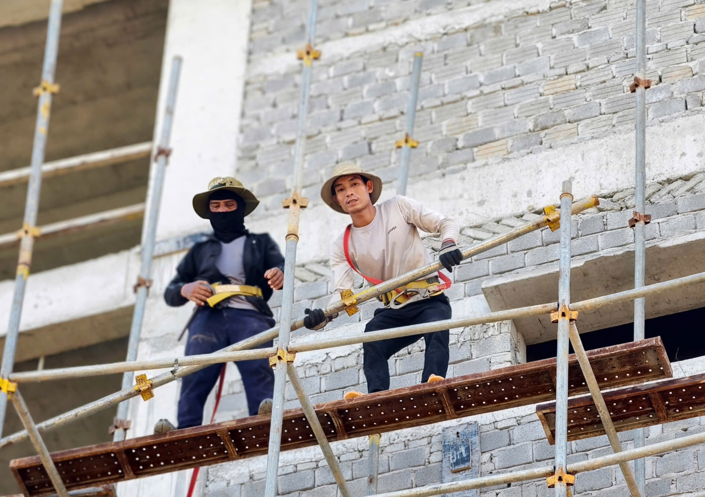 “Hiện các nhà thầu đang huy động tối đa nhân lực, máy móc, vật tư thi công cả ngày lẫn đêm nhằm đảm bảo đúng tiến độ theo yêu cầu. Mục tiêu là đảm bảo mọi thứ tươm tất nhất trước khi cán bộ Kon Tum đến ở”, lãnh đạo Ban Quản lý nói.
