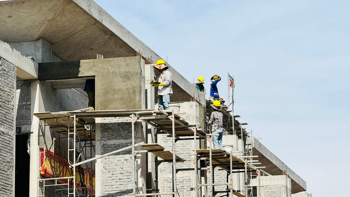 “Hiện các nhà thầu đang huy động tối đa nhân lực, máy móc, vật tư thi công cả ngày lẫn đêm nhằm đảm bảo đúng tiến độ theo yêu cầu. Mục tiêu là đảm bảo mọi thứ tươm tất nhất trước khi cán bộ Kon Tum đến ở”, lãnh đạo Ban Quản lý nói.