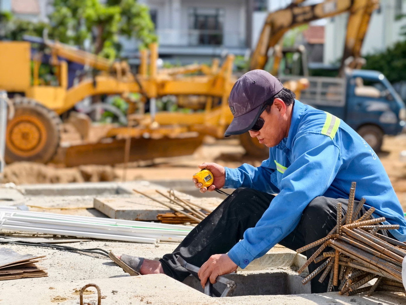 Theo ghi nhận của PV, tại ký túc xá Trường Chính trị tỉnh có hai khu: Một khu được cải tạo, một khu xây mới. Trên công trường có hơn 100 công nhân đang thi công liên tục ngày đêm để đảm bảo tiến độ.