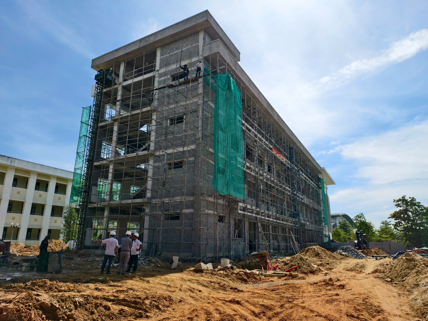 Lãnh đạo Ban Quản lý Dự án Đầu tư xây dựng các công trình dân dụng và công nghiệp (gọi tắt Ban Quản lý) tỉnh Quảng Ngãi cho biết, Ban Quản lý chịu trách nhiệm sửa chữa 15 phòng tại ký túc xá Trường THPT chuyên Lê Khiết và 45 phòng tại ký túc xá Trường Chính trị tỉnh.