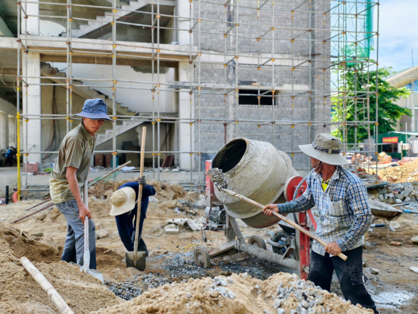 “Hiện các nhà thầu đang huy động tối đa nhân lực, máy móc, vật tư thi công cả ngày lẫn đêm nhằm đảm bảo đúng tiến độ theo yêu cầu. Mục tiêu là đảm bảo mọi thứ tươm tất nhất trước khi cán bộ Kon Tum đến ở”, lãnh đạo Ban Quản lý nói.