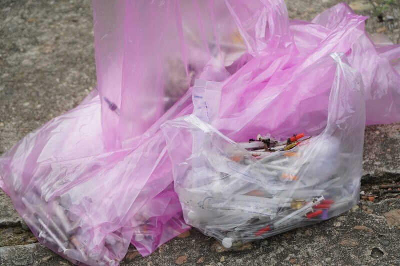 Công an phường Nghĩa Chánh cử lực lượng dọn dẹp kim tiêm của con nghiện ở núi Thiên Bút. Công an phường Nghĩa Chánh cử lực lượng dọn dẹp kim tiêm của con nghiện ở núi Thiên Bút.