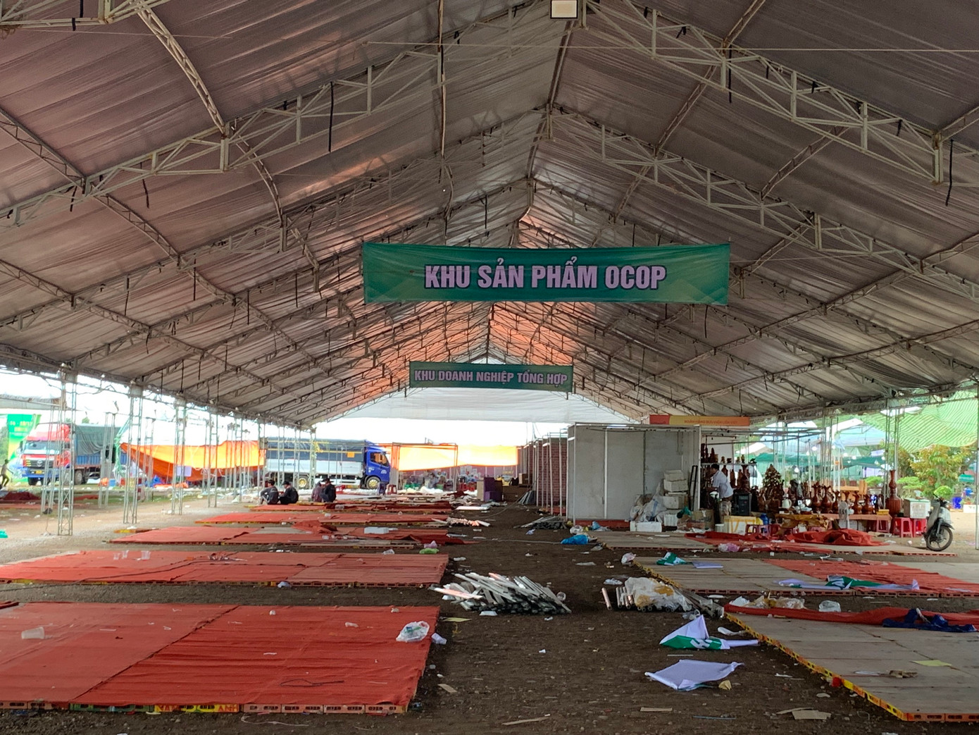 Quá thất vọng nên các doanh nghiệp bày bán sản phẩm OCOP bỏ về hết, khiến hội chợ vắng tanh. Quá thất vọng nên các doanh nghiệp bày bán sản phẩm OCOP bỏ về hết, khiến hội chợ vắng tanh.