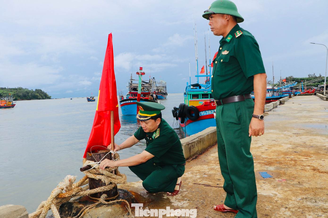 Lực lượng chức năng hướng dẫn tàu thuyền vào cảng neo đậu, tránh trú ATNĐ. (Ảnh: Nguyễn Ngọc) Lực lượng chức năng hướng dẫn tàu thuyền vào cảng neo đậu, tránh trú ATNĐ. (Ảnh: Nguyễn Ngọc)