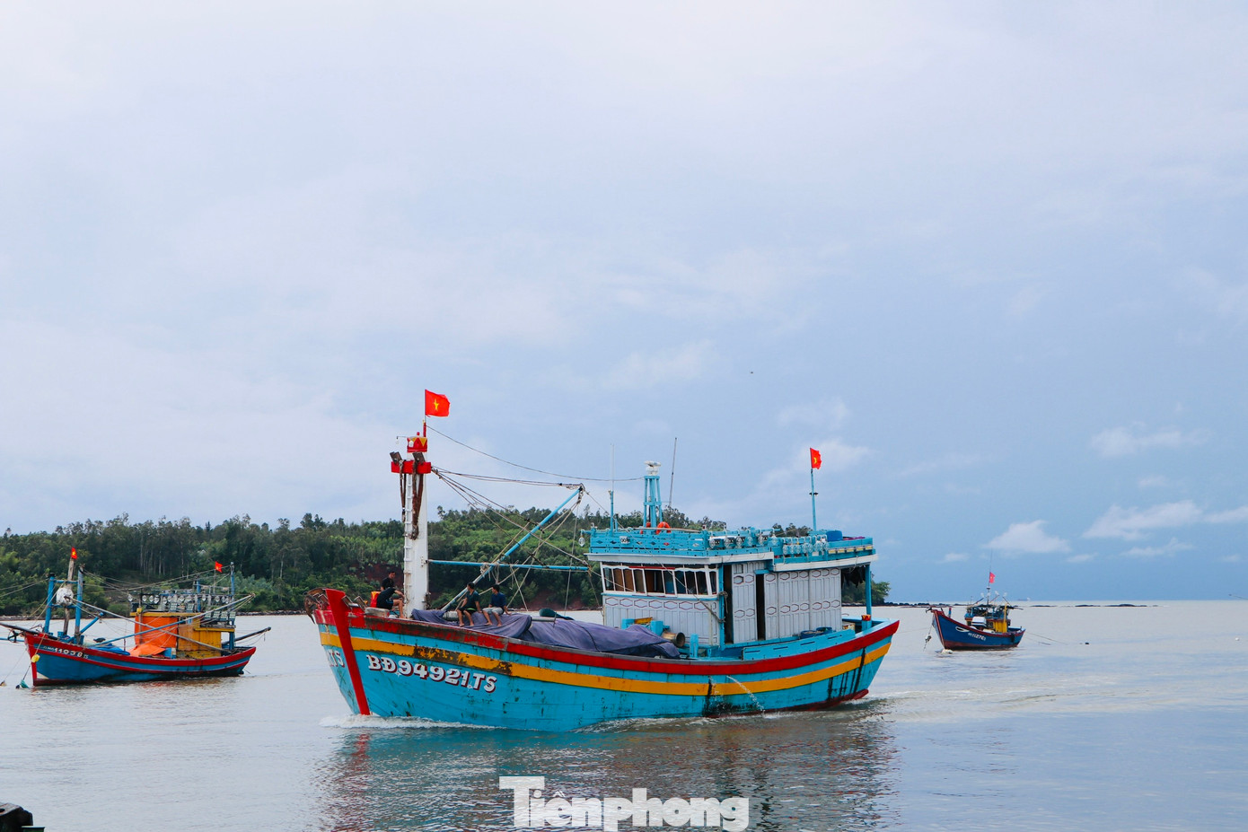 Tàu thuyền ngư dân vào bờ neo đậu tránh trú ATNĐ. (Ảnh: Nguyễn Ngọc) Tàu thuyền ngư dân vào bờ neo đậu tránh trú ATNĐ. (Ảnh: Nguyễn Ngọc)